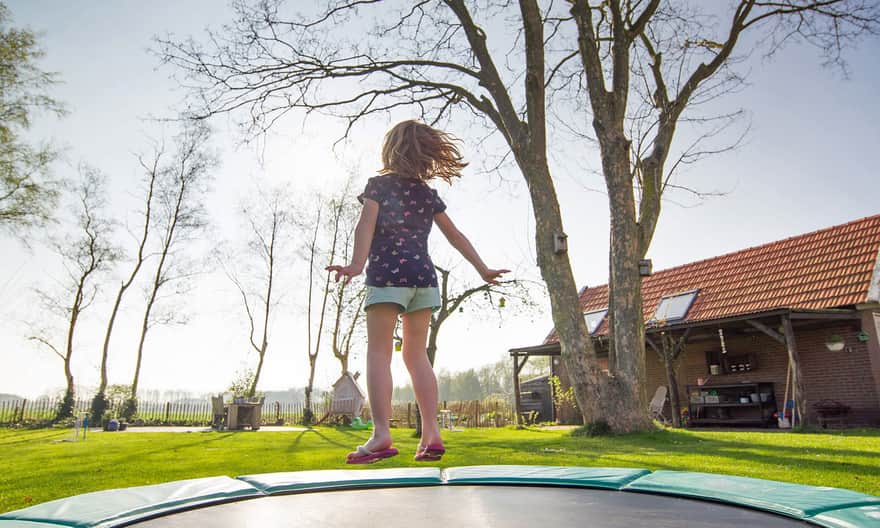 Jaką trampolinę wybrać dla małego dziecka?
