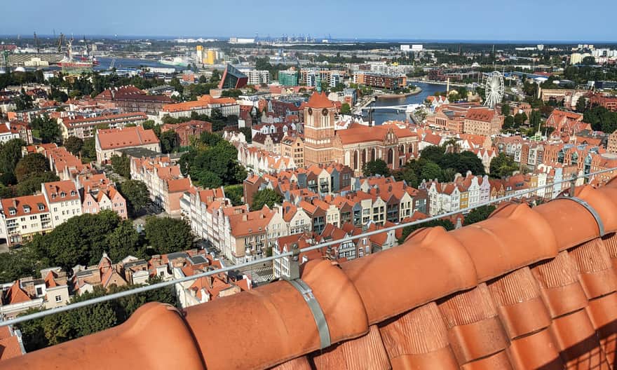 Widok z wieży Bazyliki Mariackiej w stronę Motławy i morza