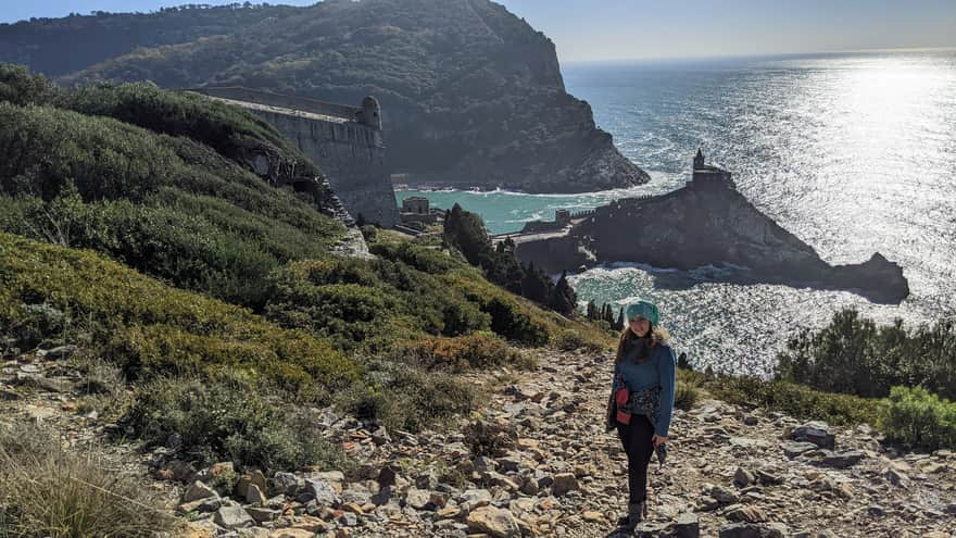 Widoki ze szlaku nad Portovenere na wyspę Palmaria i kościół św. Piotra