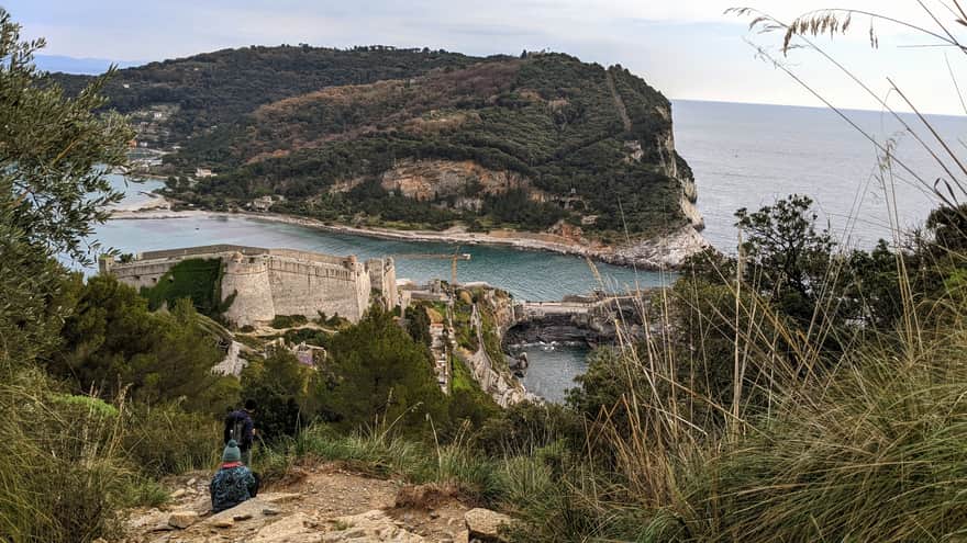 Widok ze szlaku na wyspę Palmaria i zamek Diora