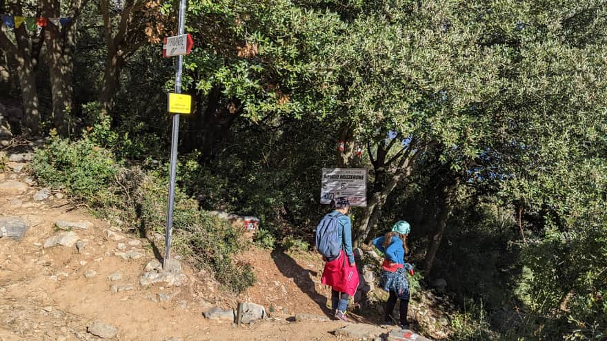 Zejście ze szlaku do schroniska Rifugio Muzzerone