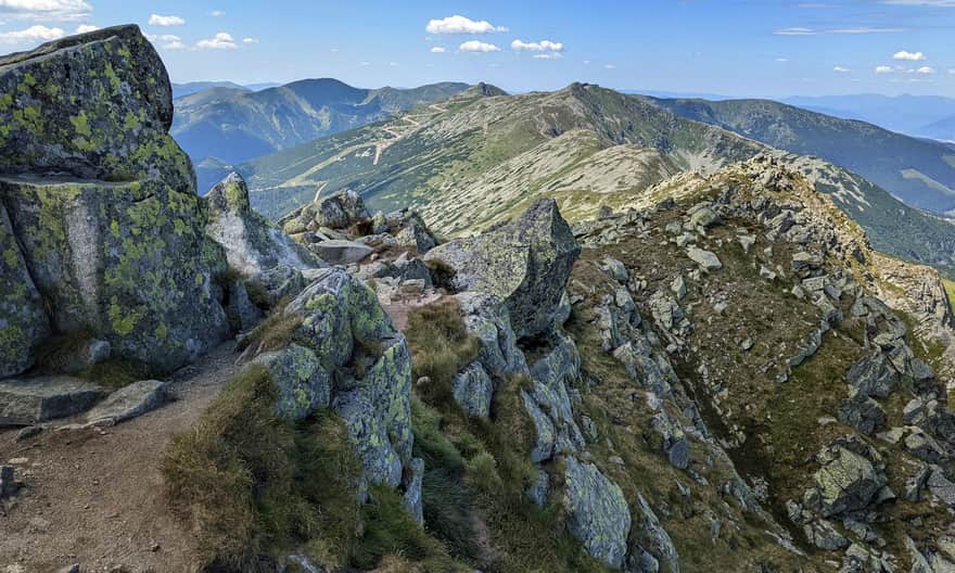 Zachodnia część grzbietu Niżnych Tatr (Nizke Tatry) widziana ze szczytu Dziumbiera