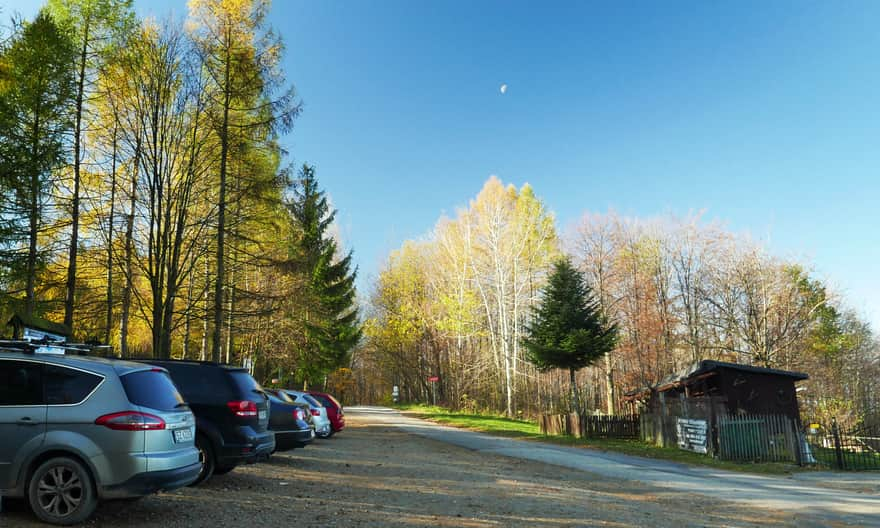 Parking by the yellow trail to Mała Czantoria, Jelenica Street