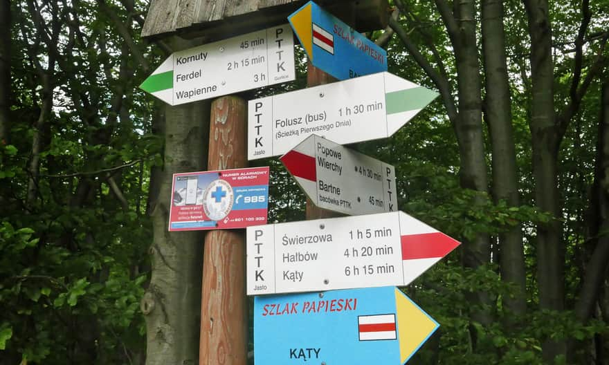 Intersection with the red Main Beskid Trail