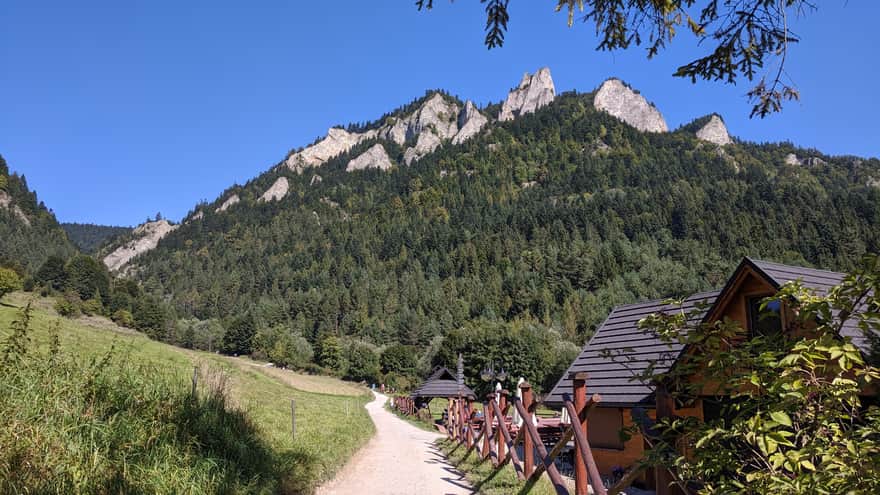 Schronisko "Trzy Korony" i widok szlaku