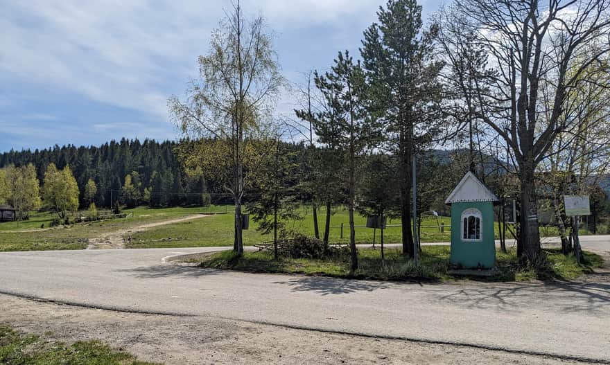 Początek zielonego szlaku na Mogielicę, przełęcz Rydza-Śmigłego w Chyszówkach