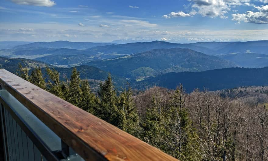 Widok z wiezy na Mogielicy na południe (Tatry i Gorce)