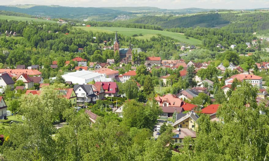 Widok na Ciężkowice spod Skały z krzyżem