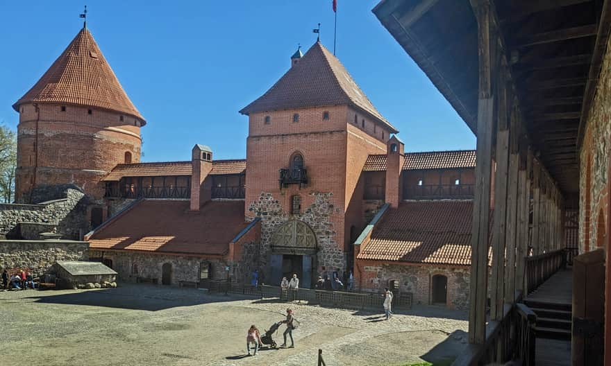 Troki: brama do zamku i dziedziniec 