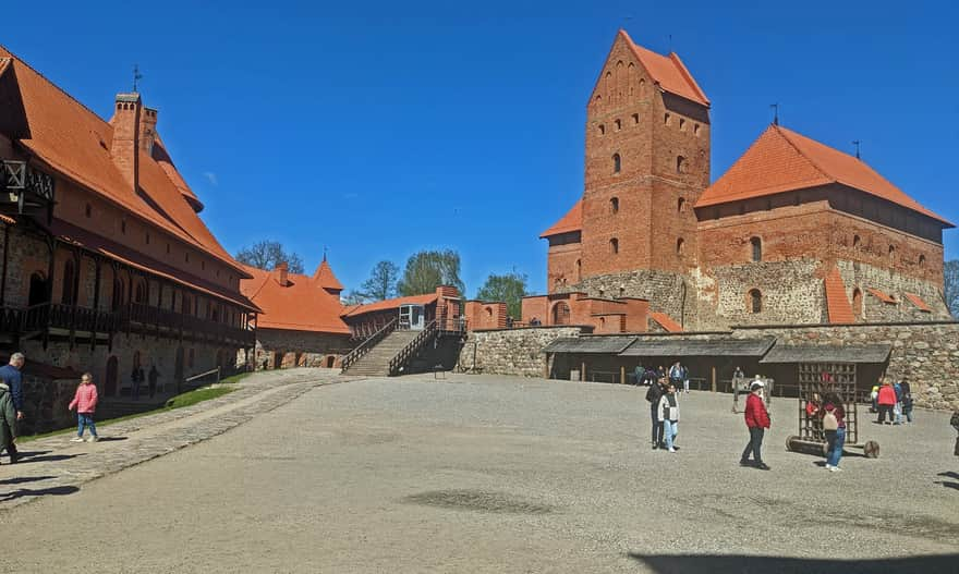 Troki: górny zamek widziany z dziedzińca zamku dolnego