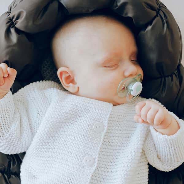 Smoczki uspokajające i ich wpływ na komfort snu niemowląt