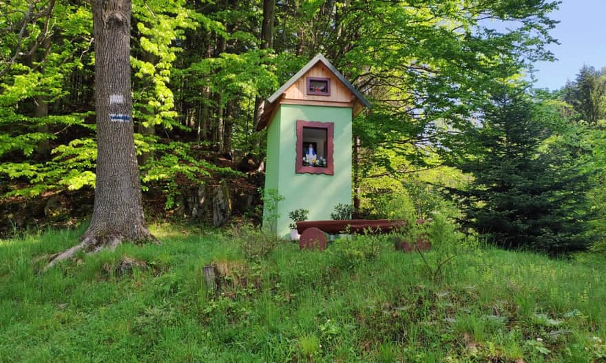 Chapel on the blue trail to Mogielica, photo by B. and J. Stachurscy