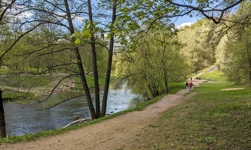 Dzika ścieżka spacerowa wzdłuż prawego brzegu Wilejki