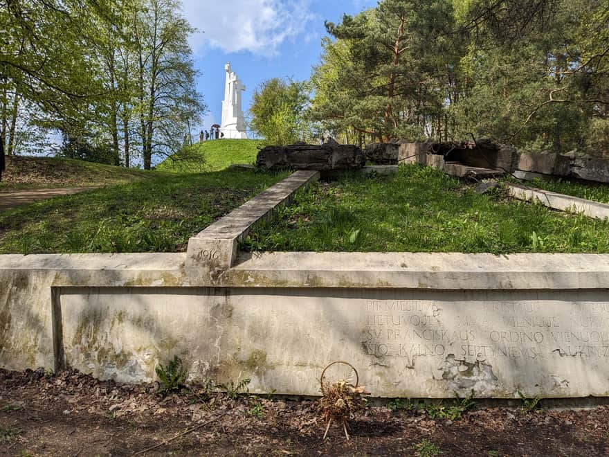 Pozostałości poprzednich betonowych krzyży u stóp nowych. Góra Trzykrzyska, Wilno.