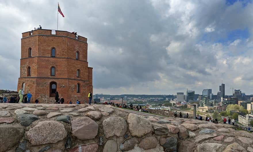 Wieża Giedymina i nowoczesne wieżowce w Wilnie