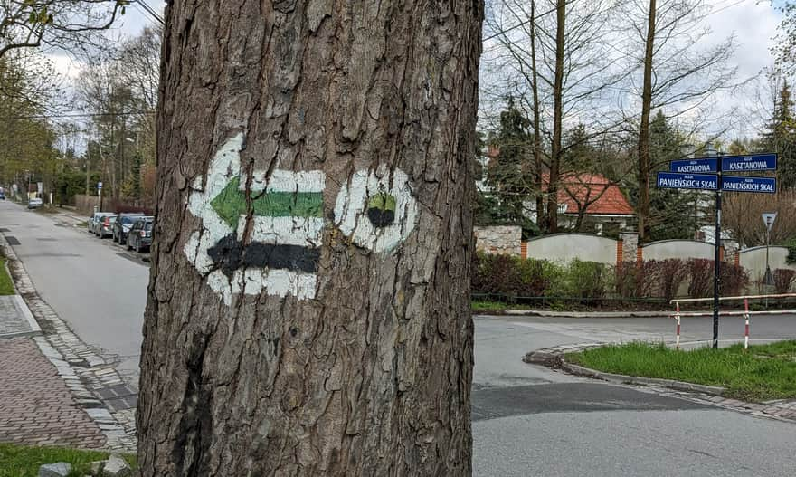 Początek czarnego szlaku przy ul. Kasztanowej