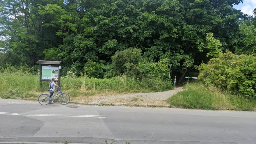 Wejście na teren parku Skały Twardowskiego przy wałach Wisły