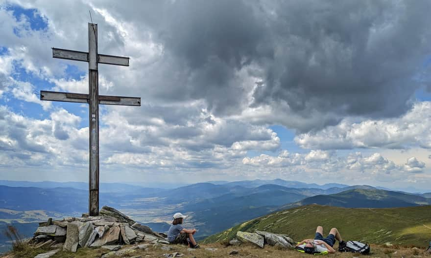 Orlova (1840 m n.p.m.) - widok na zachód. Cały grzbiet Niżnych Tatr przed nami!