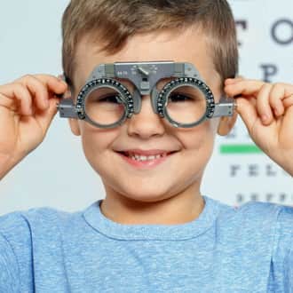 Kiedy warto zapisać dziecko do okulisty?