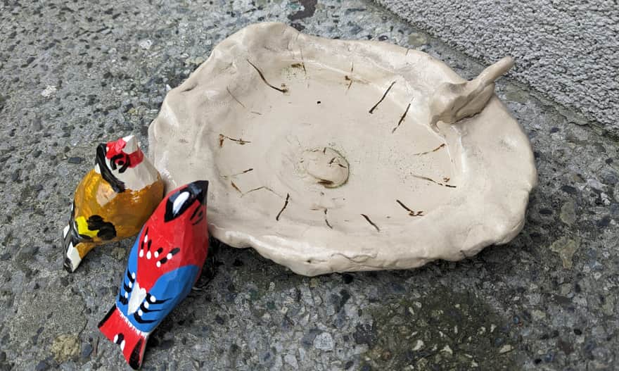 Ceramiczne poidełko dla ptaków zrobione przez dzieci