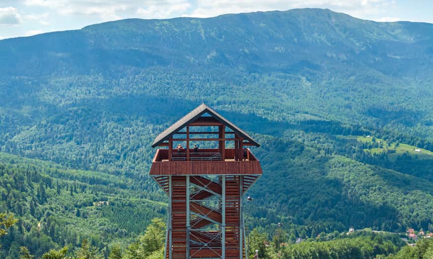 Wieża widokowa na Mosornym Groniu u stóp Babiej Góry. Fot. PKL