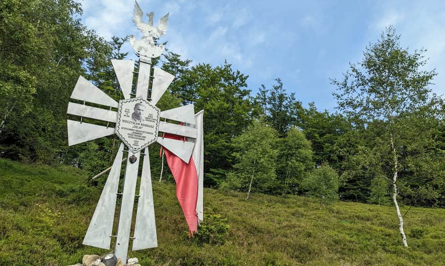 Jaworzyna Kokuszczańska - krzyż upamiętniajacy śmierć partyzanta