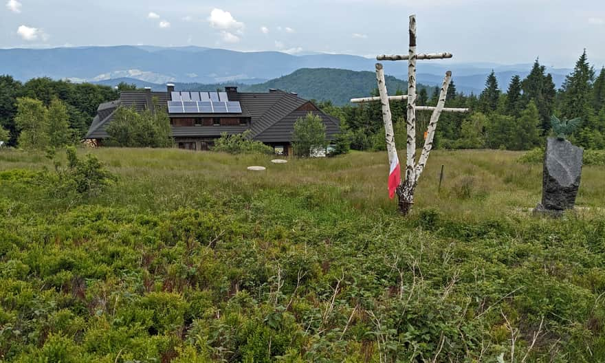 Hala Łabowska: schronisko, widok na północ i pomnik partyzantów