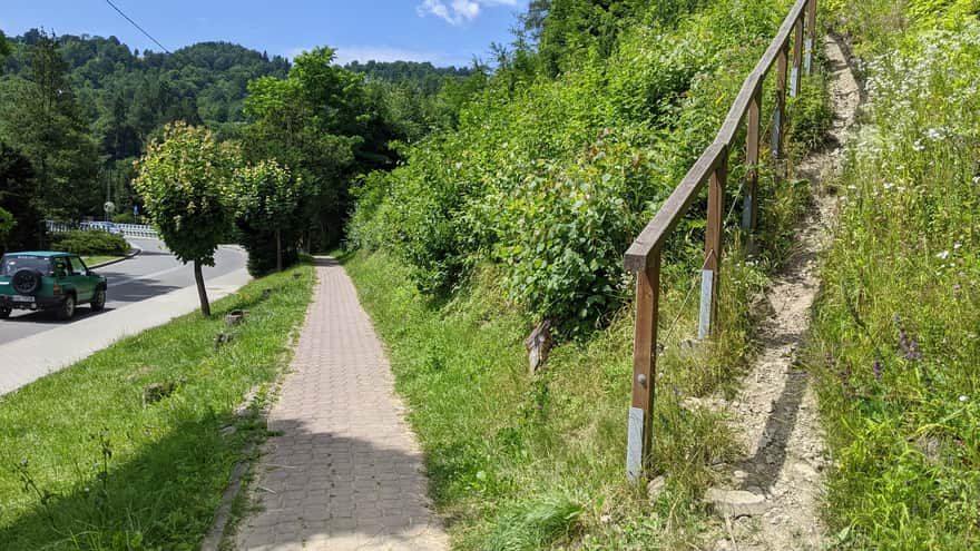 Ścieżka wzdłuż parku i strome wejście