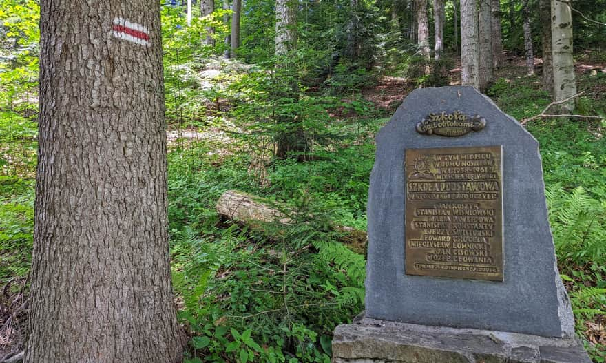 Lower Niemcowa, a commemorative plaque reminding of the "mountain primary school".