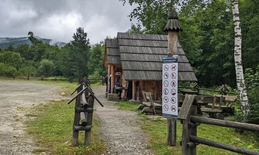 Starting point of the red trail to Tarnica in Ustrzyki Górne - parking and ticket office