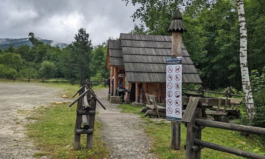 Początek czerwonego szlaku na Tarnicę w Ustrzykach Górnych - parking i punkt kasowy