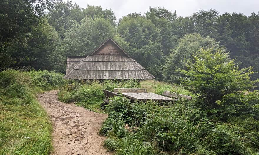 Wiata pod Szerokim Wierchem (czerwony szlak Ustrzyki Górne - Tarnica)