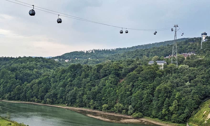 Wagoniki kolejki gondolowej i wieża na górze Jawor