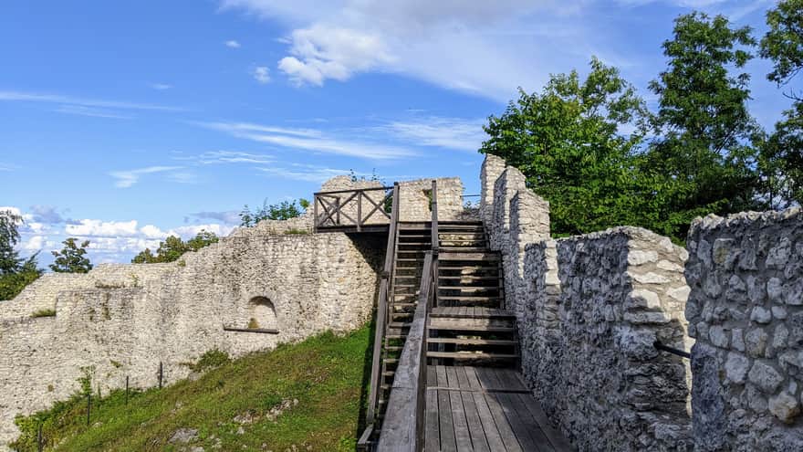 Pilcza Castle - Podzamcze
