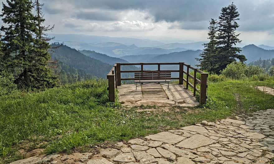 Schronisko PTTK na Przehybie - taras widokowy na uboczu