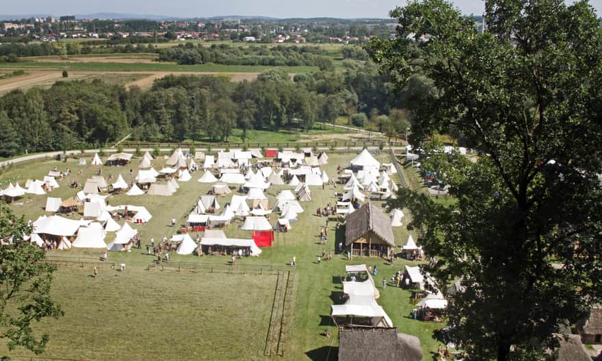 Karpacka Troja - namioty uczestników festiwalu archeologicznego