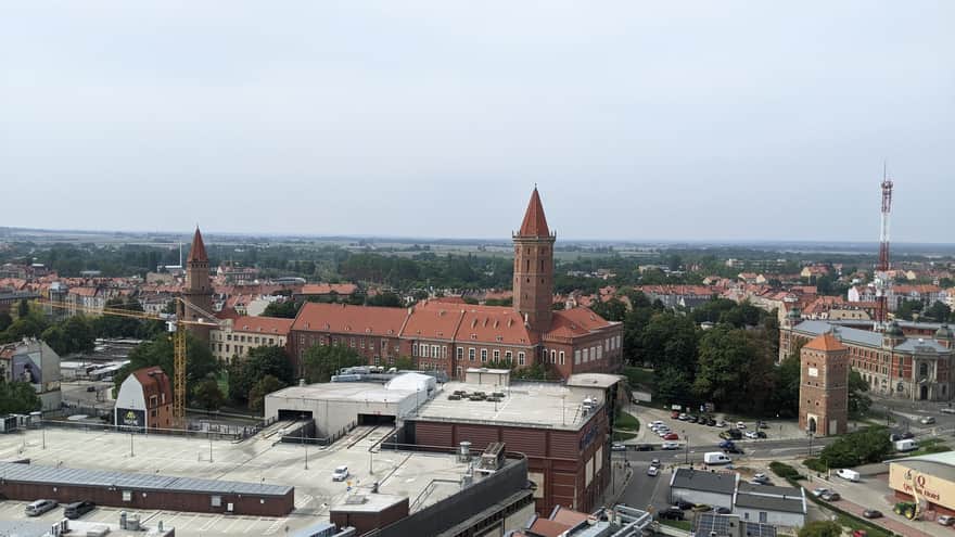 Widok na Zamek Piastowski z wieży Kościoła Mariackiego w Legnicy
