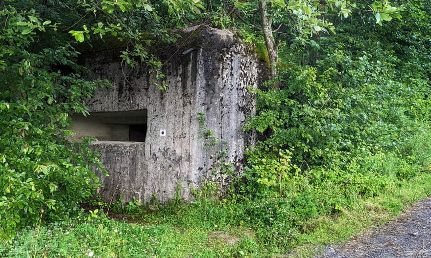 Bóbrka koło Soliny: bunkier należący do umocnień zwanych "zębami Stalina"