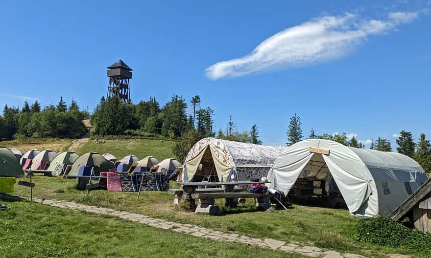 Sezonowa baza namiotowa na Lubaniu