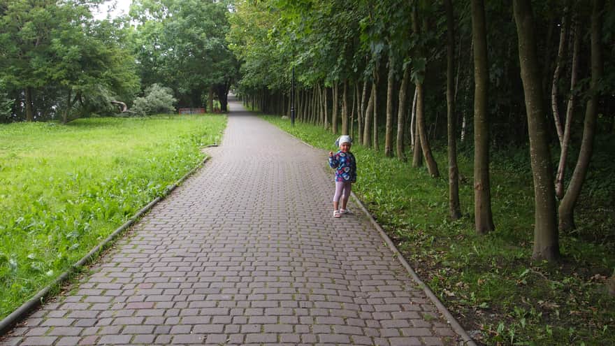 Czerwony szlak w Niechorzu prowadzący do latarnii