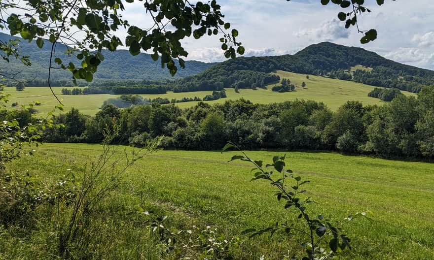 Lackowa from the Slovak side - view from the meadows above Cigelka