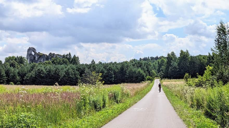 Droga rowerowa Kromołów-Morsko, w tle skała Okiennik Wielki