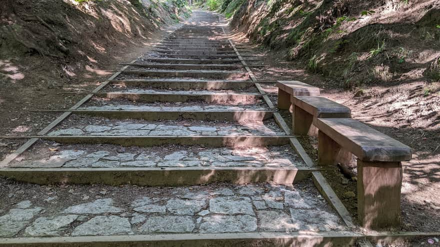 Strome podejście kamiennymi schodami pomiędzy źródełkiem, a osuwiskiem