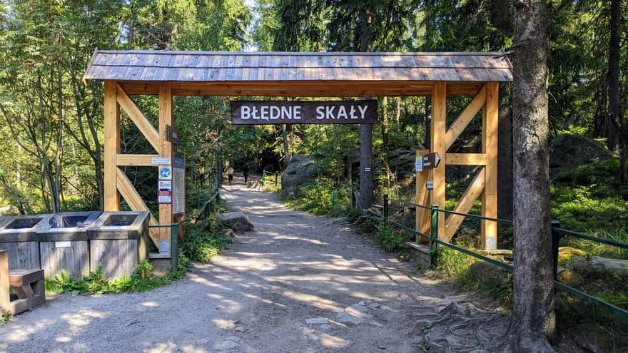 Brama, kasy są kilkadziesiąt metrów dalej