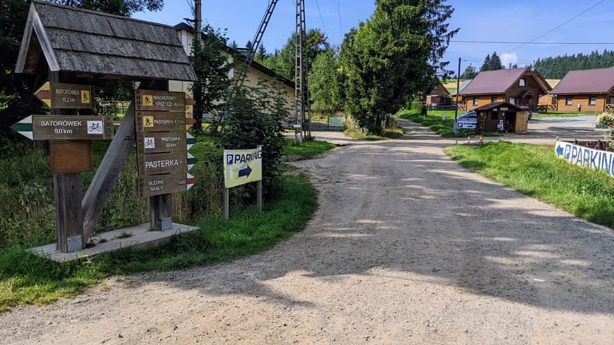 Parking lots in Karlów and the beginning of the trail