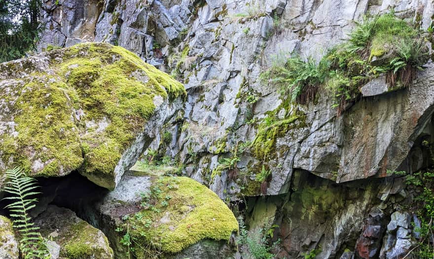 Andezytowa skały w Wąwozie Papieskim, Góra Wdżar