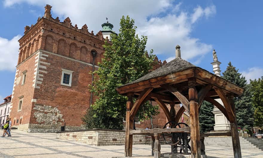 Rynek w Sandomierzu i zabytkowa studnia - wizytówka Starego Miasta