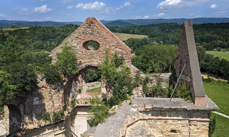 Widok z wieży widokowej na ruiny klasztoru w Zagórzu i Góry Sanocko-Turczańskie