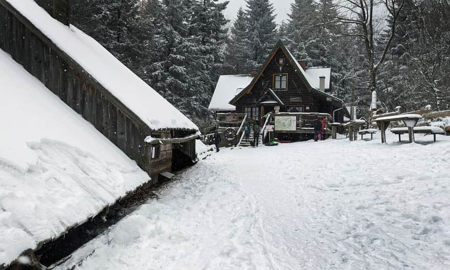 PTTK Shelter Kudłacze in winter