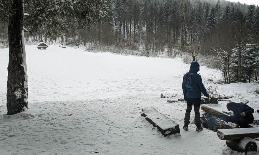 Polana Sucha między Łysiną i Kamiennikiem w zimowej scenerii. Miejsce na ognisko, w tle ołtarz polowy AK.